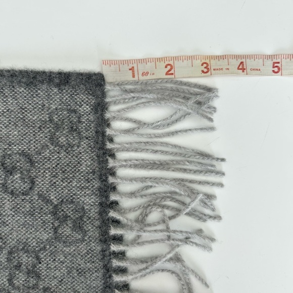 New With Tags Gucci Nikky Wool Alpaca Monogram Web light Gray Scarf Shawl Fringe - Picture 11 of 12